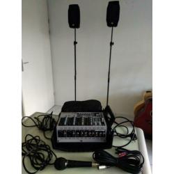 Compacte Behringer PA geluidsinstallatie + micro + statieven