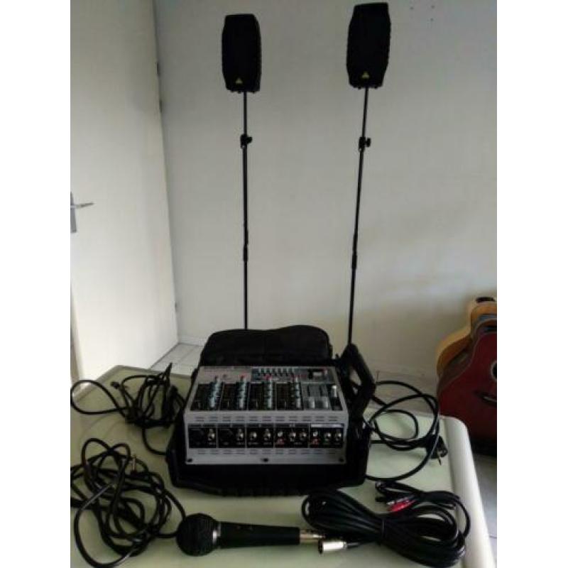 Compacte Behringer PA geluidsinstallatie + micro + statieven