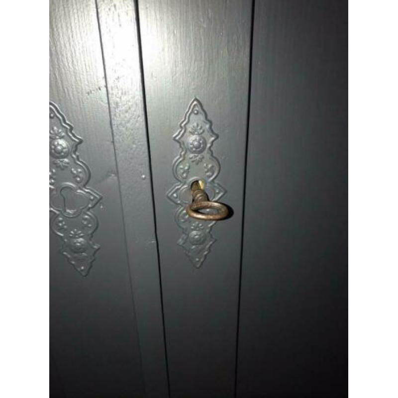 Oude stoere massief grenen kast, commode