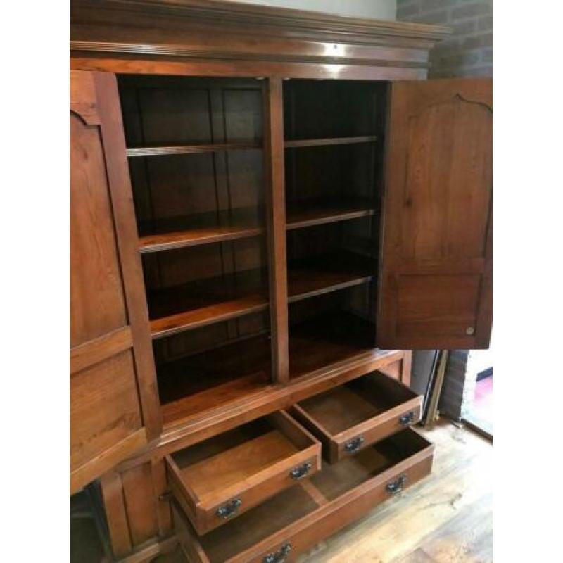 Houten buffetkast / linnenkast / kledingkast