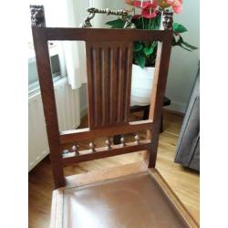 5 antieke stoelen, met houtsnijwerk en koper