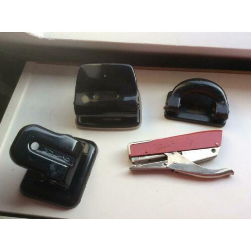 Vintage, 3 perforators en een hand nietmachine