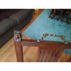 5 antieke stoelen, met houtsnijwerk en koper