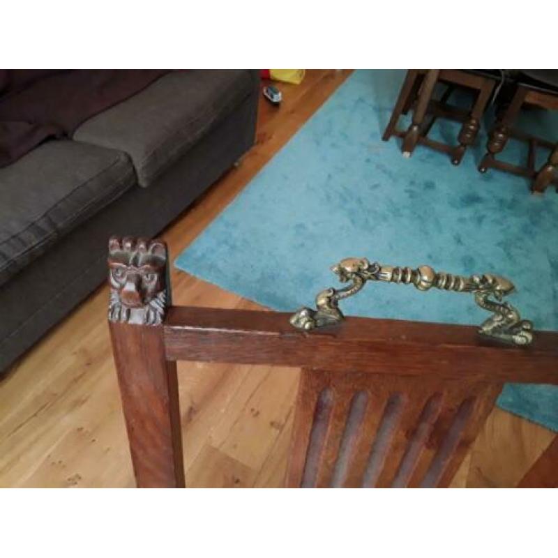 5 antieke stoelen, met houtsnijwerk en koper