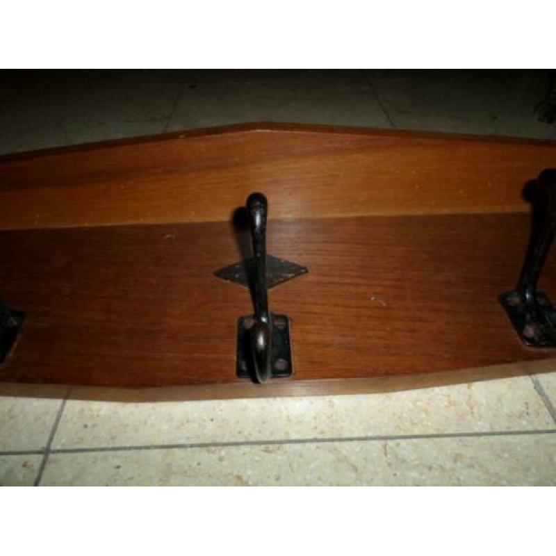 Mooie Amsterdamse School kapstok. Lengte 85 cm