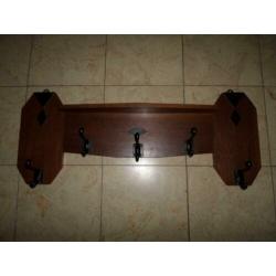Mooie Amsterdamse School kapstok. Lengte 85 cm