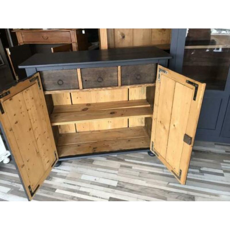 Oude stoere massief grenen kast, commode