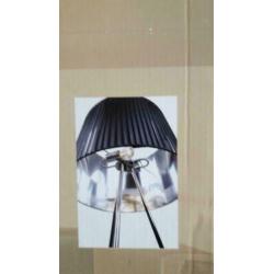 Te Koop: nieuwe 3-poot staande lamp met zwarte kap.