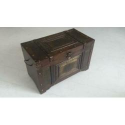 Vintage curiosa houten opbergkist bewerkt schepen koper