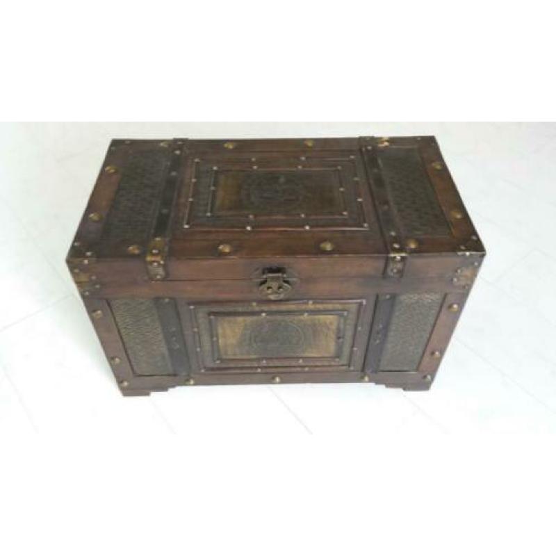 Vintage curiosa houten opbergkist bewerkt schepen koper