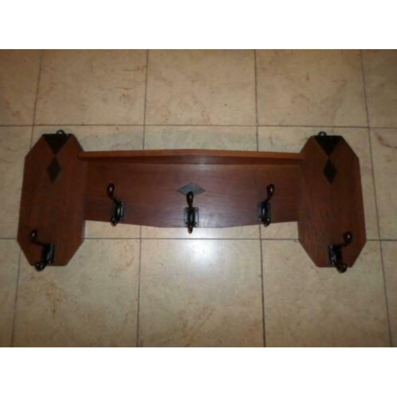 Mooie Amsterdamse School kapstok. Lengte 85 cm