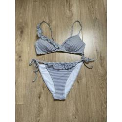 H&M blauw/wit gestreepte bikini met ruffles maat M