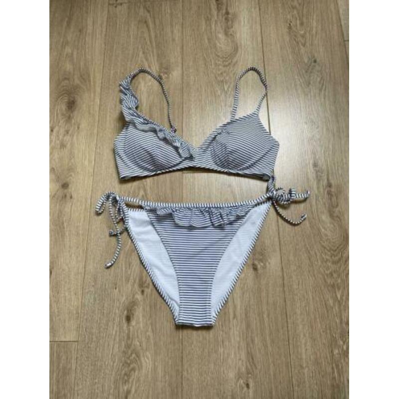 H&M blauw/wit gestreepte bikini met ruffles maat M