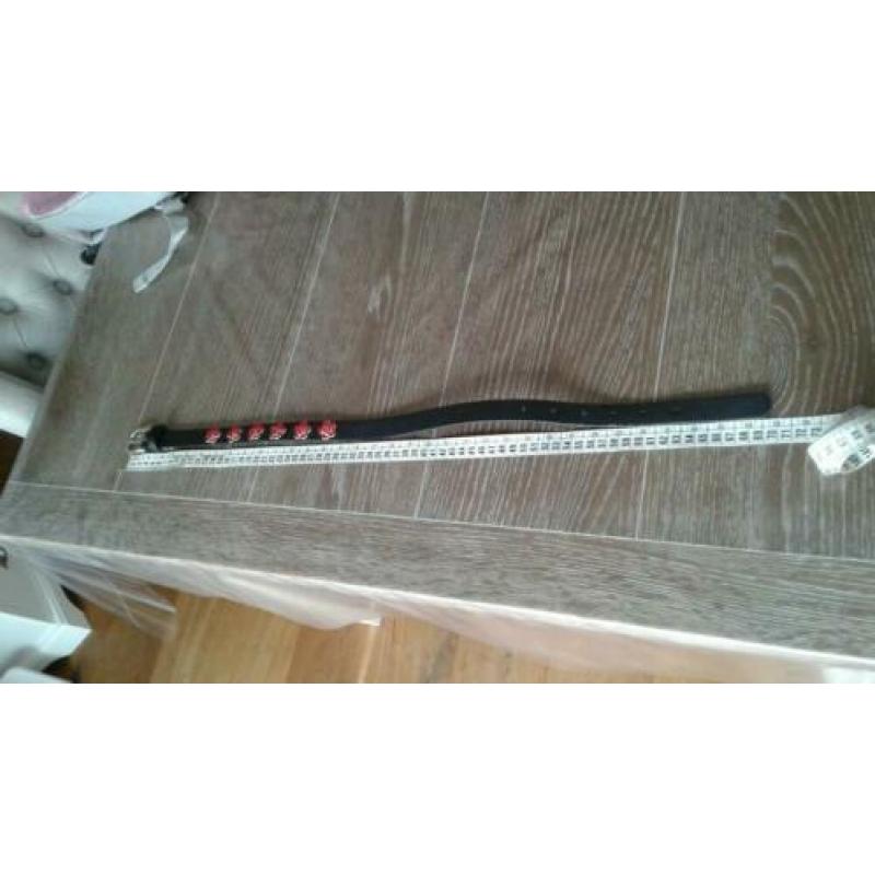 Bijna gratis gebruikte meisjes riem zwart met rood 70cm.