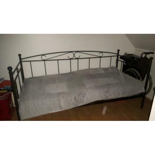 Eenpersoons metalen bed Ikea/ kinderen bed