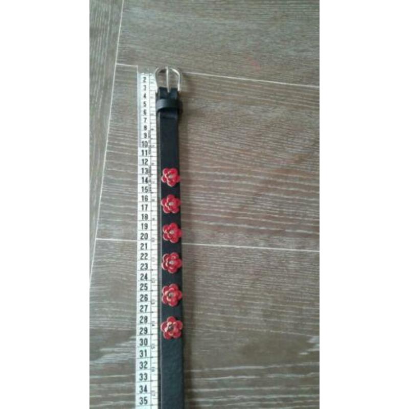 Bijna gratis gebruikte meisjes riem zwart met rood 70cm.