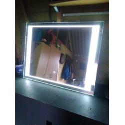 Spiegel 90x70cm met ingebouwde touch-verlichting!