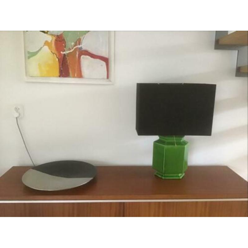 Retro lamp met groene poot en zwarte kap