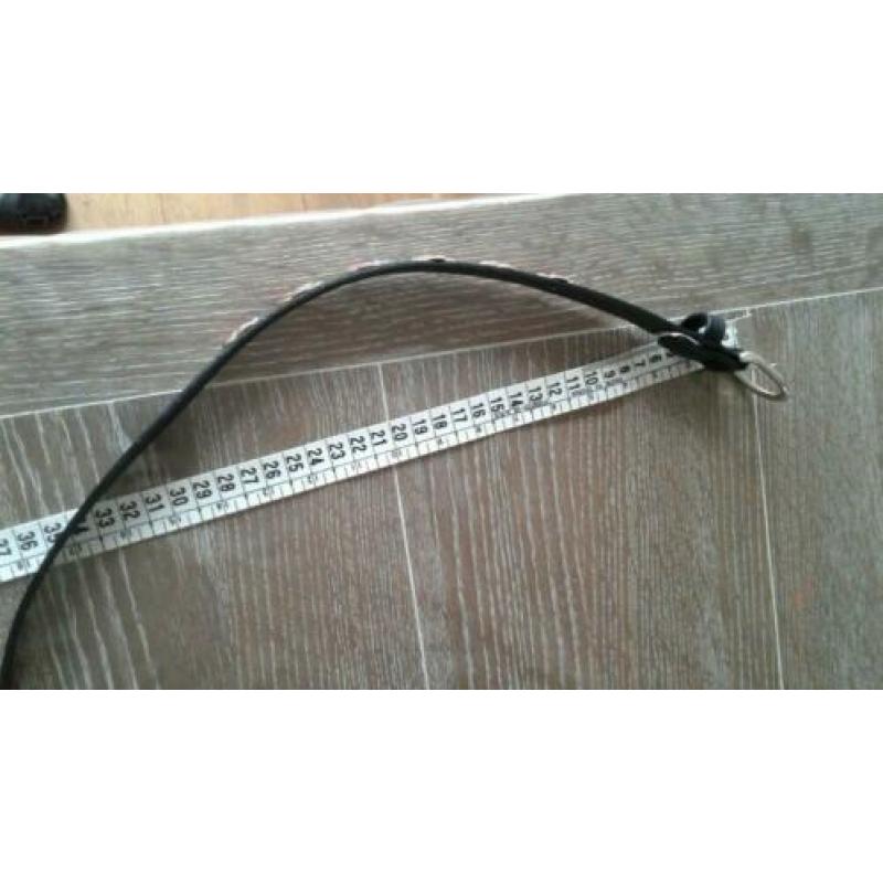Bijna gratis gebruikte meisjes riem zwart met rood 70cm.