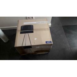 Te Koop: nieuwe 3-poot staande lamp met zwarte kap.
