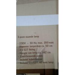 Te Koop: nieuwe 3-poot staande lamp met zwarte kap.