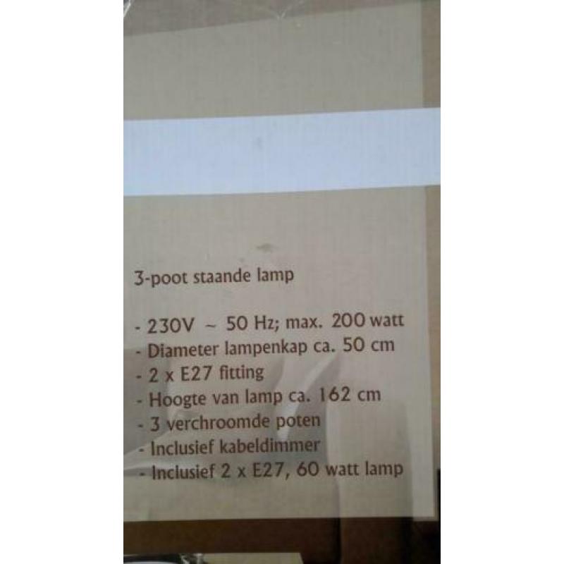 Te Koop: nieuwe 3-poot staande lamp met zwarte kap.