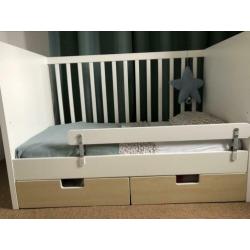 Ikea Stuva malad ledikant (wit) met licht hout lades