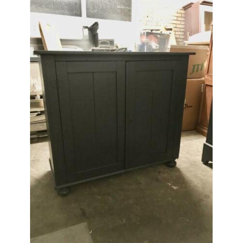 Oude stoere massief grenen kast, commode