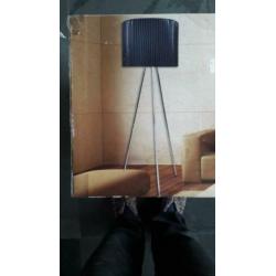 Te Koop: nieuwe 3-poot staande lamp met zwarte kap.
