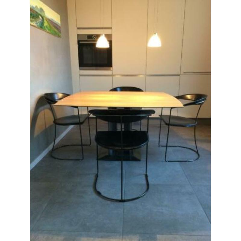 Zeer fraaie unieke design tafel - notenhout houten eettafel