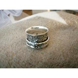 Prachtige handgemaakte 925z spinnerring met maansteen 16.5
