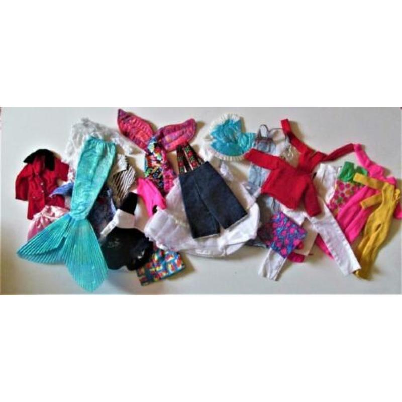 Heel veel poppen kleertjes, mutsjes, schoentjes e.d.