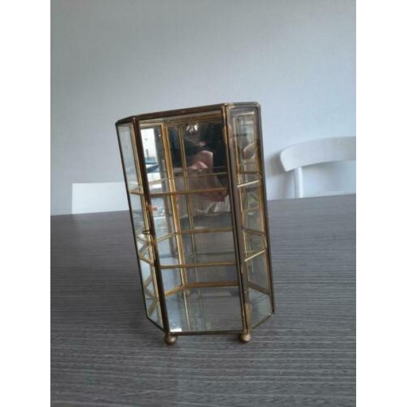 Mooi vitrine kastje, van glas in koper met spiegel