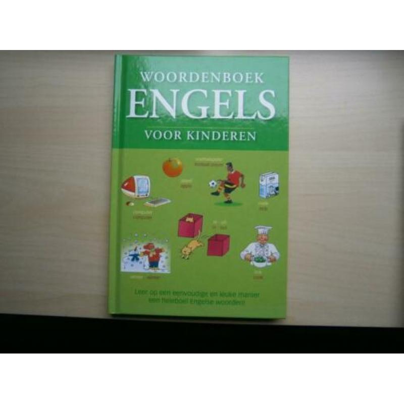 Te koop: beginners woordenboek Engels voor kinderen.