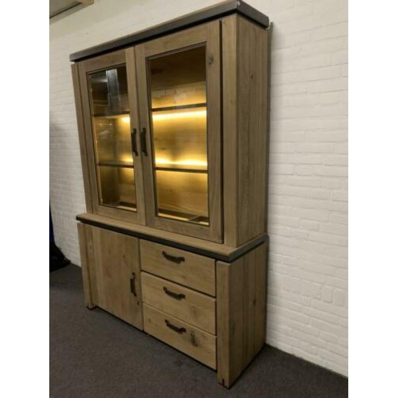 Buffetkast henders en hazel farmland met verlichting €999,-!