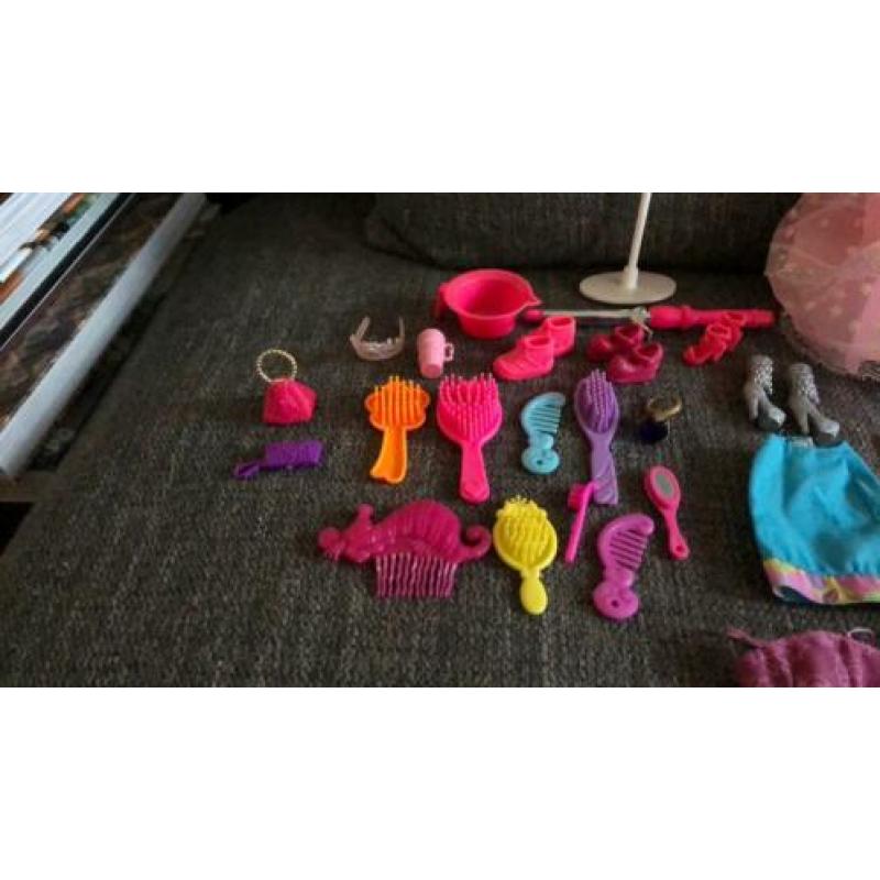 Barbie poppen + kleertjes en accessoires!