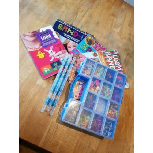Uitgebreide set loom spullen te koop met 4 boeken erbij