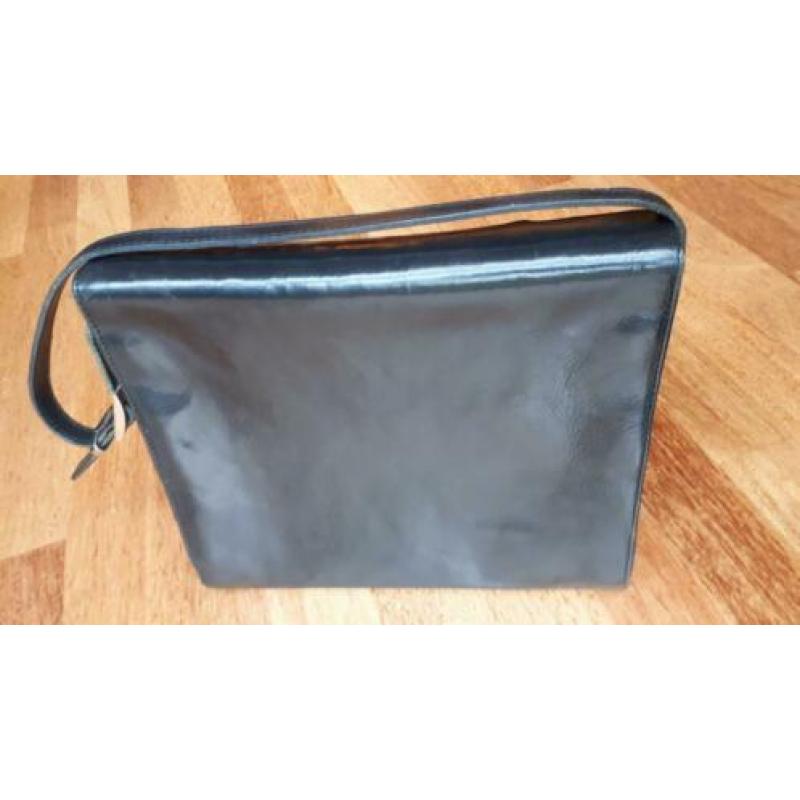Zwart leren dames handtas, glanzend leer.