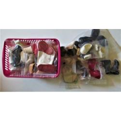 Heel veel poppen kleertjes, mutsjes, schoentjes e.d.