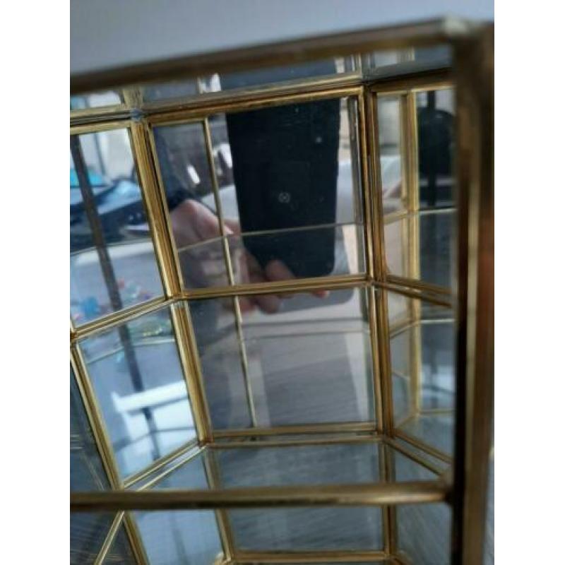 Mooi vitrine kastje, van glas in koper met spiegel