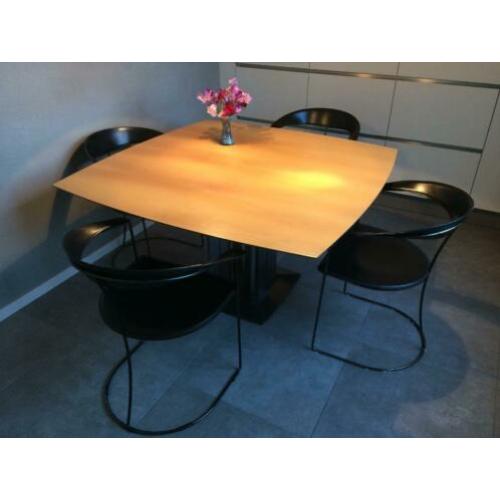 Zeer fraaie unieke design tafel - notenhout houten eettafel
