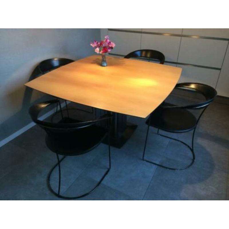 Zeer fraaie unieke design tafel - notenhout houten eettafel