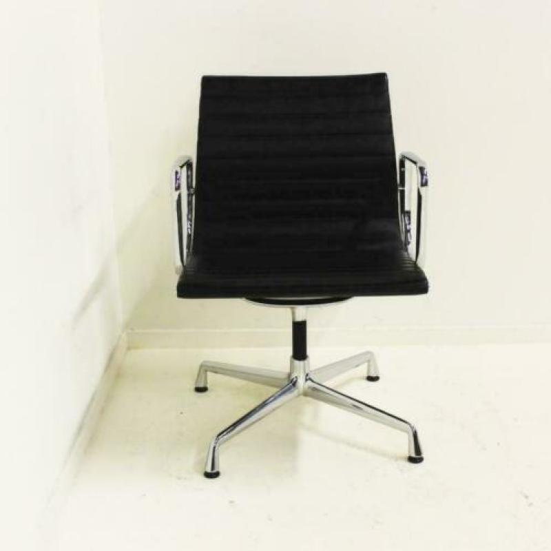 Vitra Eames EA 108 Vergaderstoelen, Design Stoelen Leer