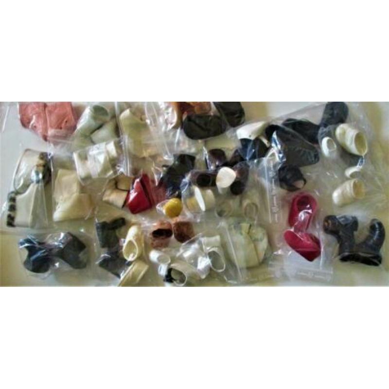 Heel veel poppen kleertjes, mutsjes, schoentjes e.d.