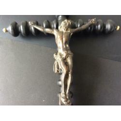 Antiek zwart gedraaid staand jezuskruis kruisbeeld