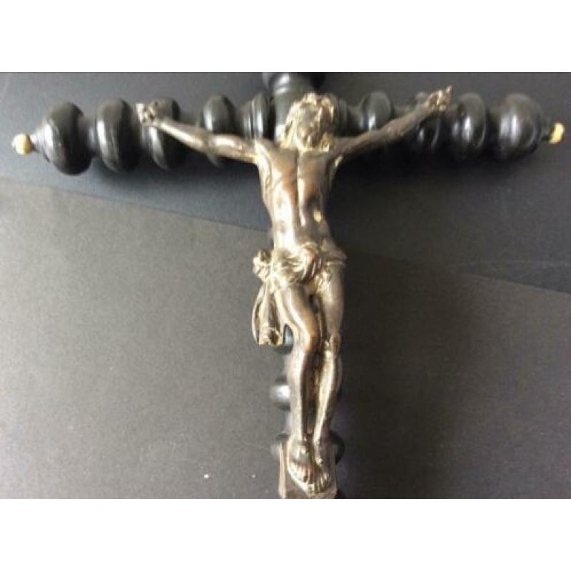 Antiek zwart gedraaid staand jezuskruis kruisbeeld