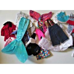 Heel veel poppen kleertjes, mutsjes, schoentjes e.d.