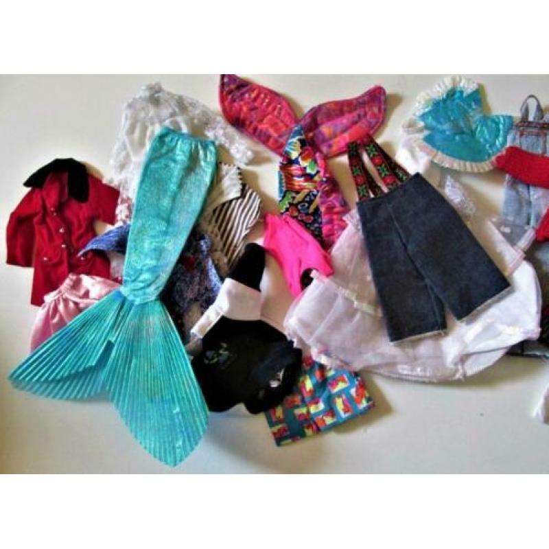 Heel veel poppen kleertjes, mutsjes, schoentjes e.d.