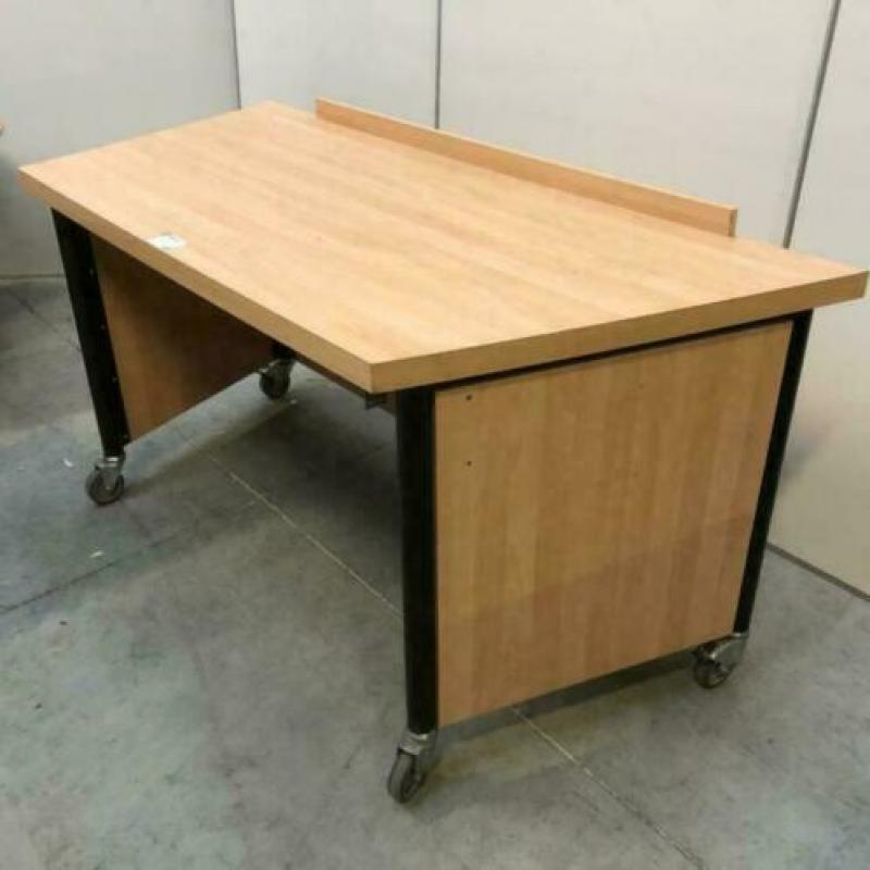 Zeer degelijke verrijdbare houten werkbank / werktafel