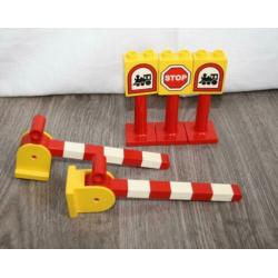 DUPLO spoorwegovergang met slagbomen en verkeersborden set
